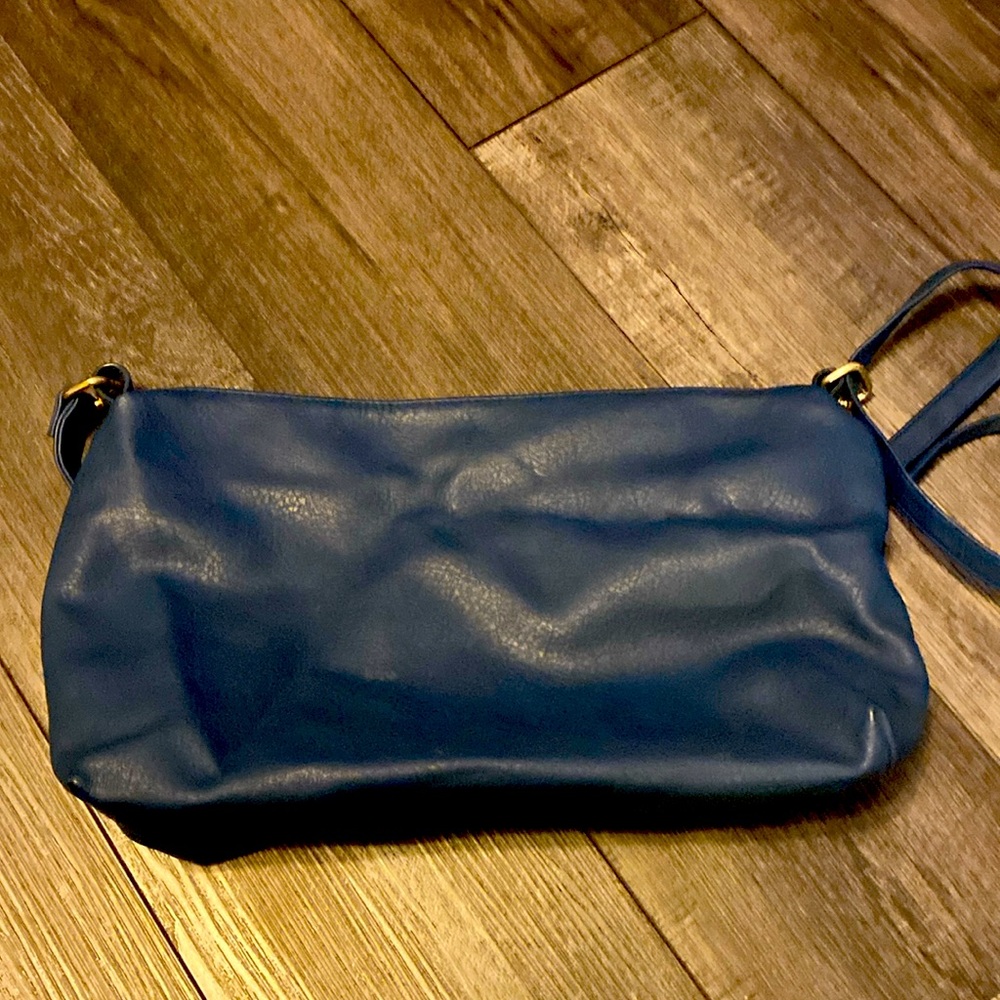 Crossbody blue zippered bag.